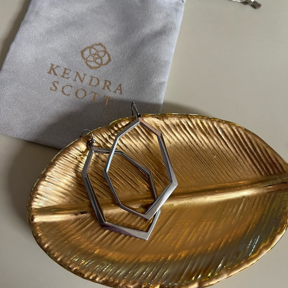 Silver Kendra Scott “Lindsey” statement earring